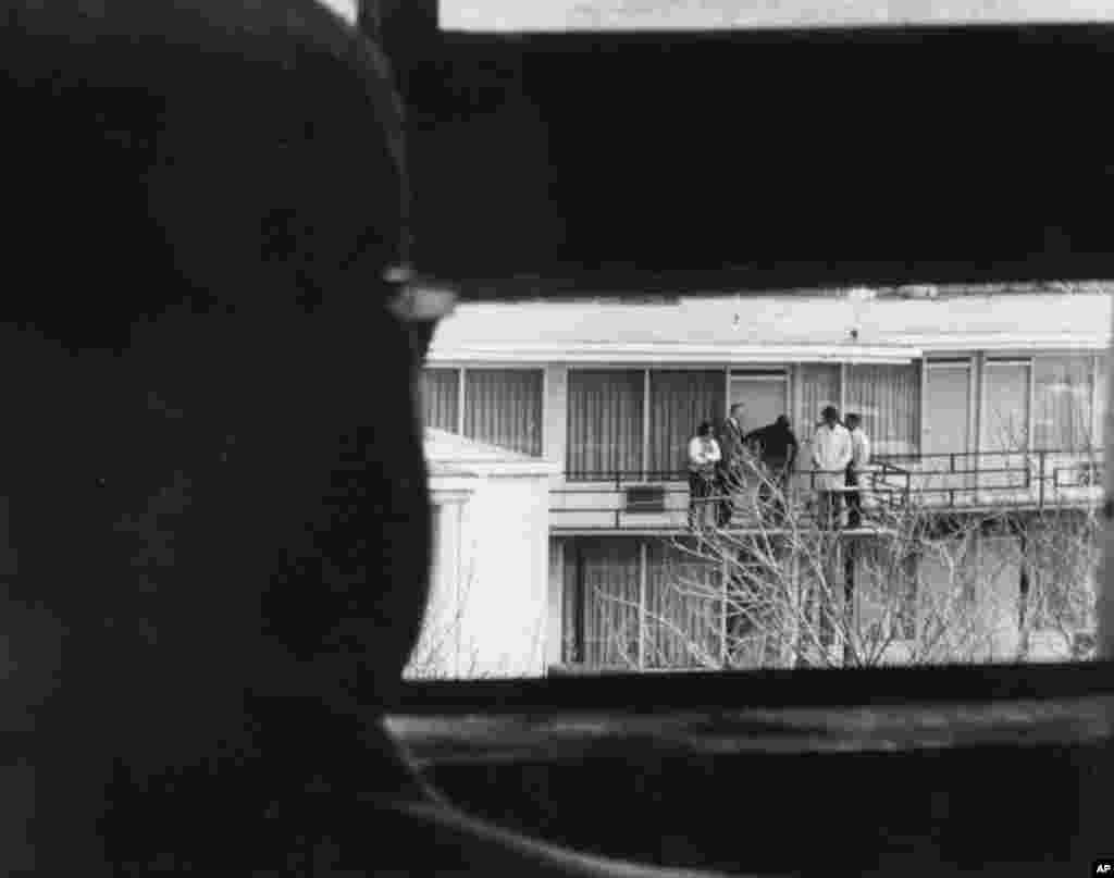 Borba Martina Luthera Kinga naglo je prekinuta prije 55 godina snajperskim metkom. na fotografiji:&nbsp;prozor u Memphisu s kojeg je, prema tvrdnji policije, muškarac pucao iz pištolja i smrtno ranio Kinga, 5. april 1968.