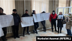 Акция родных умершей девочки в здании суда. 1 февраля 2024 года. 