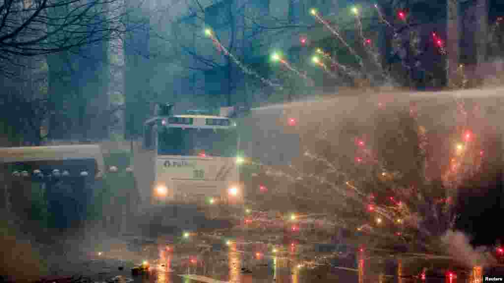 A rendőrség vízágyút használ az európai mezőgazdasági termelők tüntetésén az uniós mezőgazdasági miniszterek találkozójának napján Brüsszelben, 2024. február 26-án