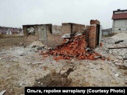 Видно вирву після прильоту снаряду