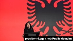 Presidentja e Kosovës, Vjosa Osmani, gjatë një fjalimi në Samitin e Diasporës në Tiranë më 23 nëntor 2023. 