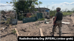 Український військовий на околиці Макарівки, звідси до Урожайного – менше 5 км. кінець серпня 2023 року 