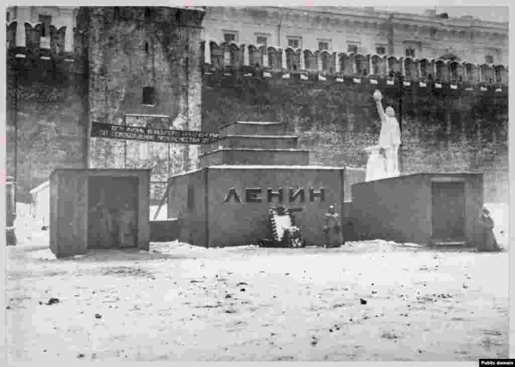 Primul mausoleu pentru cadavrul lui Vladimir Lenin, fotografiat probabil la sfârșitul lunii ianuarie 1923. A doua zi după moartea lui Lenin, arhitectul Aleksei Șciusev a fost chemat la Kremlin și i s-a ordonat să construiască, în doar trei zile,&nbsp;o structură monumentală care să adăpostească trupul neînsuflețit fondatorului sovietic, pentru a fi văzut de oameni cu ocazia funeraliilor. Monumentul din lemn a fost finalizat la timp, iar mii de cetățeni sovietici au venit pentru a vedea corpul.