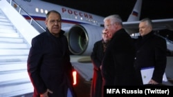 Ruski ministar spoljnih poslova Sergej Lavorv na aerodromu u Skoplju, 29. novembar 2023.