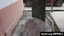 Куски металла, разлетевшиеся по Феодосии после удара по порту, Крым, Украина, 26 декабря 2023 года 