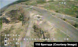 А ось український FPV-дрон уражає російську техніку на цій розв'язці