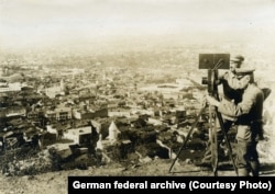 გერმანიის კავკასიური სამხედრო-დიპლომატიური მისიის წევრები თბილისის ხედის კინოფირზე გადაღებისას. 1918 წელი. გერმანიის ფედერალური არქივი