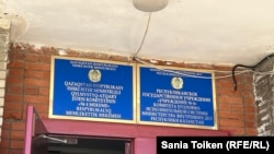 Марат Жыланбаев отырған Степногорскідегі № 4 мекемесінде ілініп тұрған тақта. 