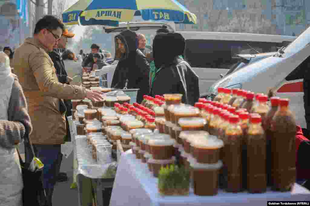 Сүмөлөк сатуучулар. Бишкек.&nbsp;