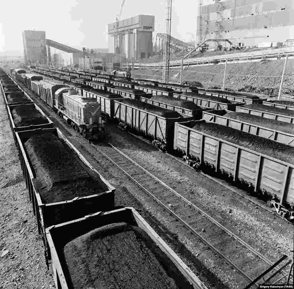 Iakutsk, estul îndepărtat al URSS - vagoane de tren încărcate cu cărbune. Cea mai mare parte a hidrocarburilor Uniunii Sovietice era în regiunile dificile din Siberia, iar populația URSS era în mare parte concentrată în regiunile de vest ale țării. A fost chiar un moment în care aproape jumătate (40%) din tot transportul feroviar sovietic era dedicat cărbunelui care trebuia să ajungă la centralele electrice.