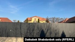 Матраимовдордун Оштогу үйүнүн сыртынан көрүнүшү.