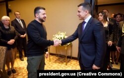 Президент України Володимир Зеленський на зустрічі із президентом Еквадору Даніелем Нобоа на полях інавгурації новообраного президента Аргентини. Буенос-Айрес, 10 грудня 2023 року