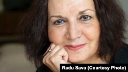 Magda CÂRNECI este poetă, romancieră, eseistă, critic de artă. 