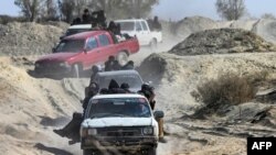 مهاجرین افغان در مسیر رفتن به ایران . راه های دشواری که باید از آن عبور کنند.