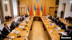 Ministar spoljnih poslova Ukrajine Dmitro Kuleba na sastanku s kineskim izaslanikom za Evroaziju Li Huijem, KIjev, 16. maj 2023.