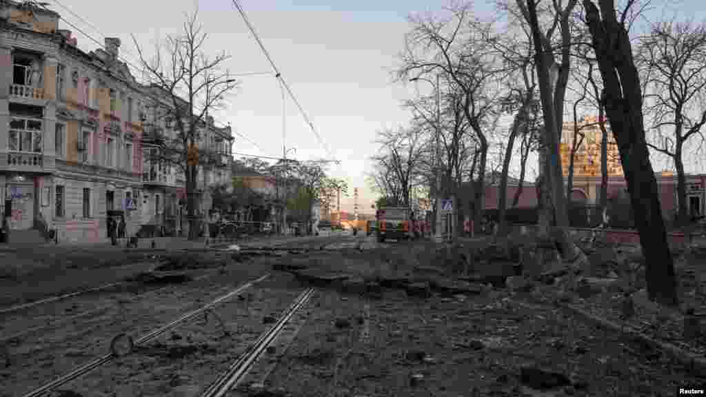 Az éjszakai támadásban legalább nyolc ember sérült meg. Raktárak és gabonaszállító teherautók semmisültek meg, lakóházak rongálódtak meg&nbsp;