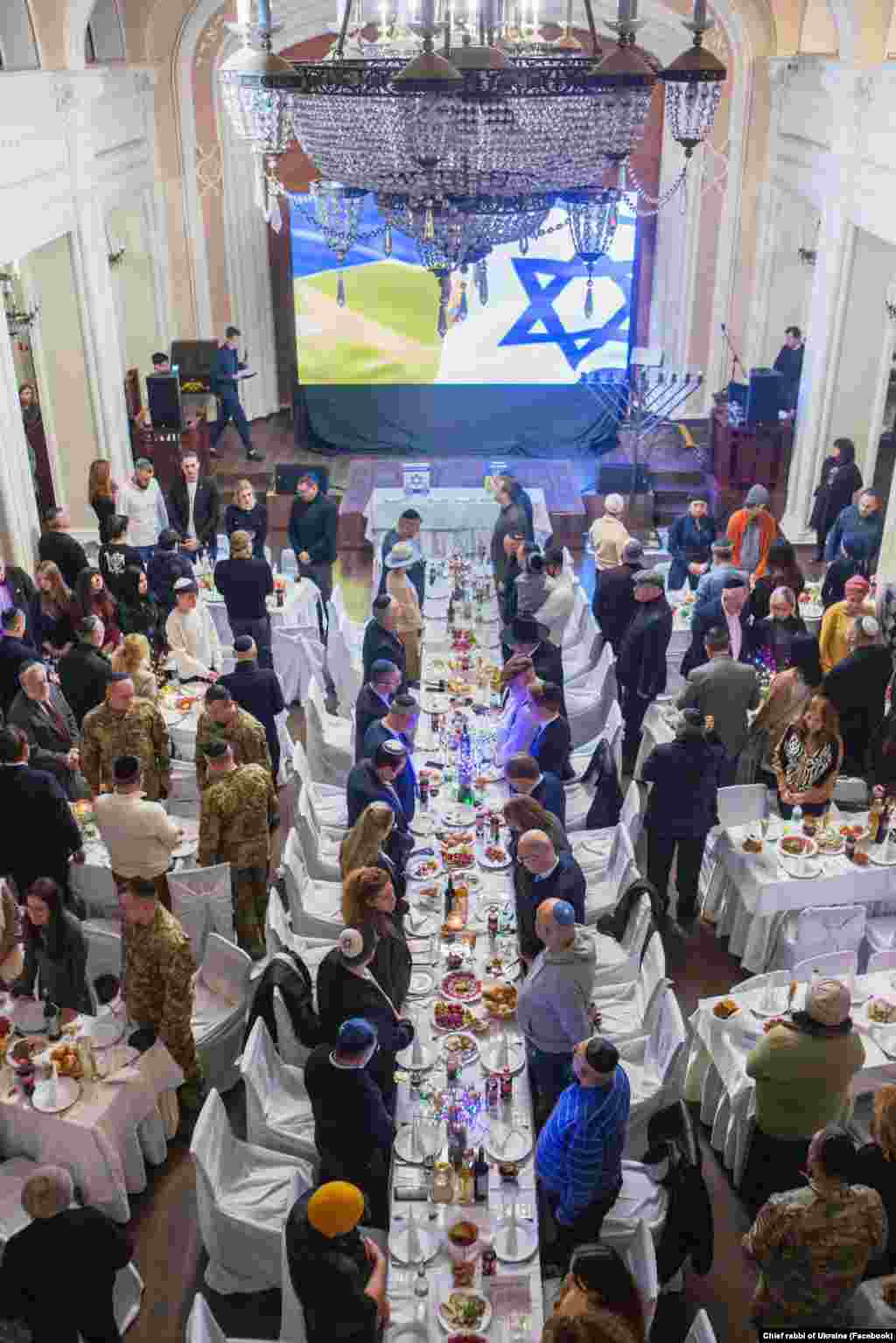 На святі Хануки у&nbsp;Центральній синагозі Києва були присутні посли Ізраїлю, Великої Британії, Німеччини, Чехії та Польщі, а також українські військовослужбовці