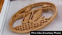 Zbukurime muri me figura të mjellmave të punuara me dorë nga profesori Pirro Icka.