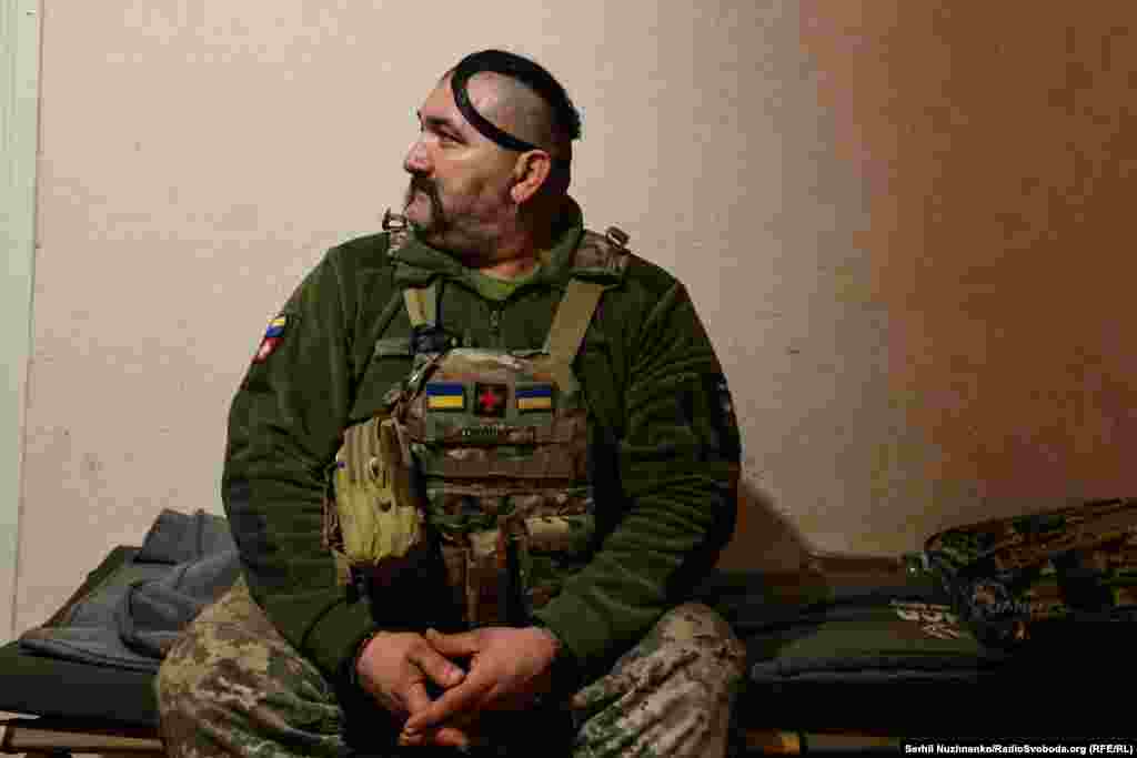 Медик в стабпункті в очікуванні поранених, Донецька область, березень 2023 року&nbsp;