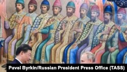 Президент РФ Путін та голова КНР Сі Цзіньпін під час офіційного обіду у Грановитій палаті Кремля. Москва, 21 березня 2023 року