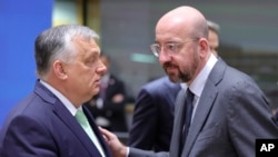 Orbán Viktor és Charles Michel, az Európai Tanács elnöke a tavaly decemberi EU-csúcson. Fotó: Olivier Matthys / AP