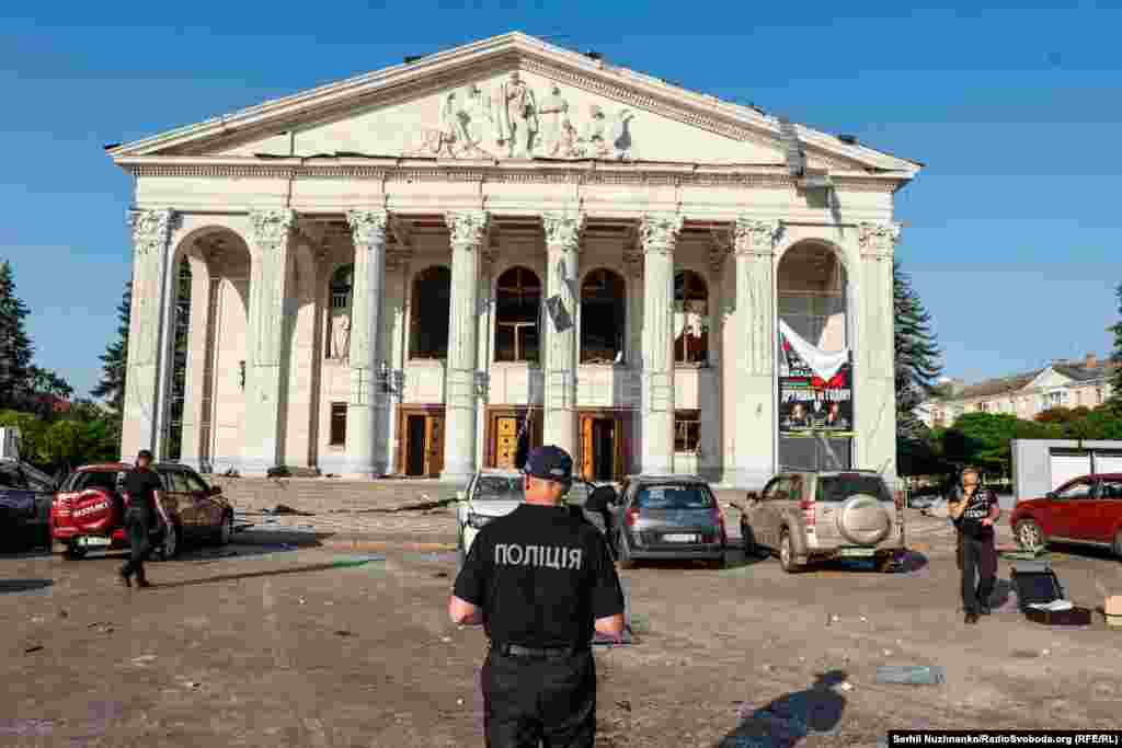 &quot;Ruski projektil direktno je pogodio centar grada, u našem Černihivu. Trg, politehnički univerzitet, pozorište&quot;, objavio je na Telegramu ukrajinski predsjednik Volodimir Zelenski, koji je u&nbsp;radnoj posjeti Švedskoj. &quot;Obična subota koju su Rusi pretvorili u dan boli i gubitka.&quot;