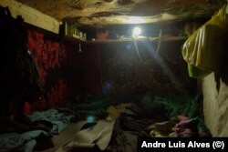 Солдати з позивними Ріккі (28 років), Вінстон (26) та Батя (48) живуть в бліндажі на передовій вже багато місяців