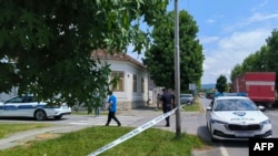 Policijski automobili ispred Doma za starije i nemoćne osobe u Daruvaru, 22. jula 2024. 