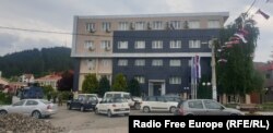 Pripadnici kosovske policije u blizini zgrade opštine Leposavić.
