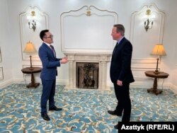 Британиянын тышкы иштер министри Дэвид Кэмерон "Азаттыктын" кабарчысы Кубат Касымбеков менен маектешип жаткан учур. 22-апрель, 2024-жыл.