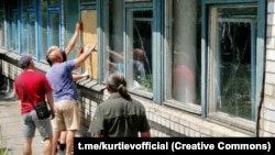 В одному із закладів освіти, за словами Куртєва, вибиті вікна вже закрили