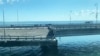 Повреден участък от Кримския мост, който се наклони настрани в резултат на удара. Екранна снимка от видео