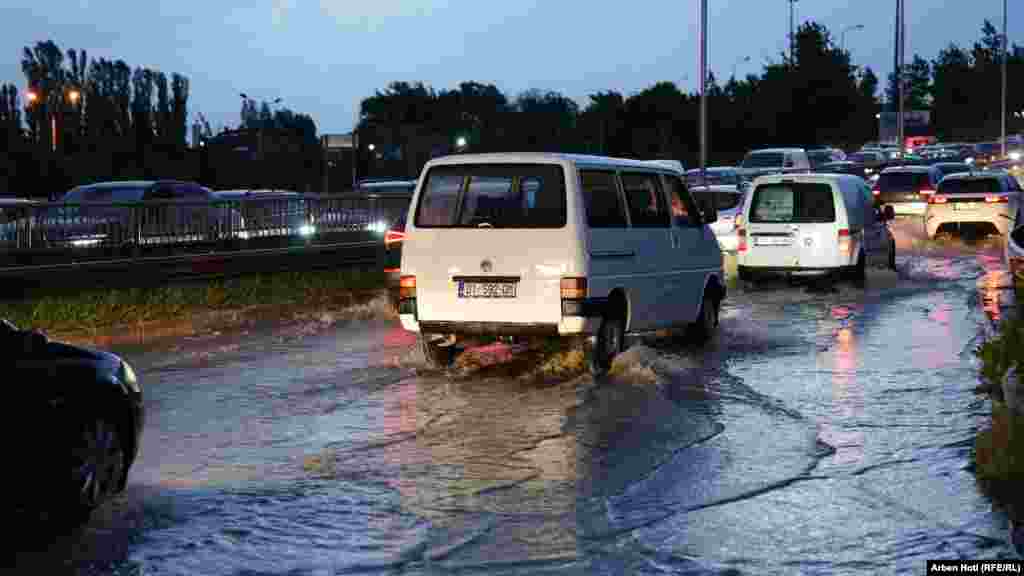 Nënkryetari i Prishtinës, Alban Zogaj, ka thënë se ekipet emergjente janë në teren, bashkë me zjarrfikësit, për të sanuar gjendjen.
