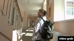 Саме на цих сходах посадовець схопив за комір ромського хлопчика.