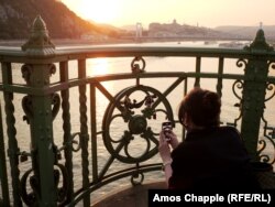 Туристка фотографує статуетку Франца Йосифа 11 липня 2023 року