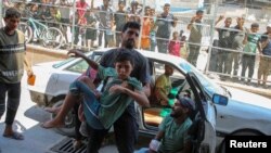 Dječak koji je ranjen u izraelskom napadu hitno je prebačen u bolnicu Naser u Kan Junisu, južno područje Pojasa Gaze, 16. jula 2024.