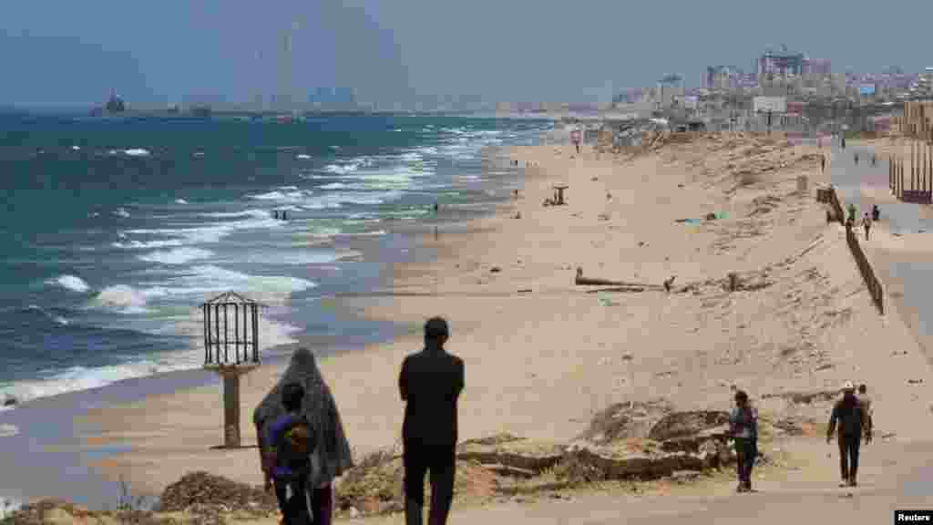 A szállítmányok útvonala a következő: kereskedelmi hajók Cipruson begyűjtik a raklapokat, és egy, a Gázai övezet partjaitól több kilométerre lehorgonyzott úszó platformra szállítják. Innen kisebb amerikai katonai hajók &ndash; amelyek öt és tizenöt teherautónyi segélyt tudnak szállítani &ndash; a több száz méter hosszú, a gázai parthoz rögzített lebegő gátra viszik a csomagokat. A teherautók a gáton haladnak végig, majd a parton lévő rendezőpályaudvaron rakodják le a segélyt