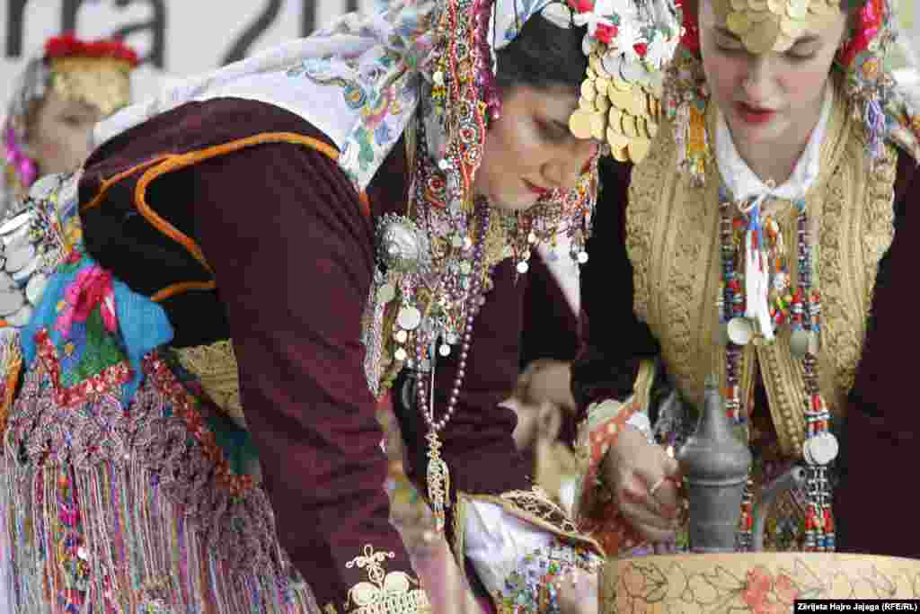 Disa gra me veshjen tradicionale të Lumës gjatë edicionit të sivjetmë të manifestimit &quot;Takimet e Lumës së Epërme&quot;.&nbsp;