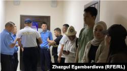 Кемпир-Абад иши боюнча сот жабык өтүп жатат. Биринчи май райондук соту, Бишкек. 22-июнь, 2023-жыл.