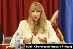 Victoria Stoiciu a lucrat pentru Fundația Friedrich Ebert România.