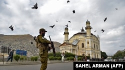 Një personel sigurie taliban qëndron në roje jashtë xhamisë Shah-e Doh Shamshira në Kabul, më 28 qershor, 2023.