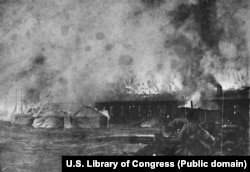 Ruski vojnici gledaju kako zgrada gori tijekom bitke za Mukden, posljednje kopnene borbe u ratu