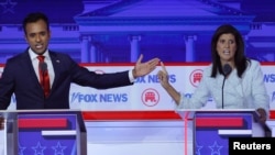Вівек Рамасвамі і Ніккі Гейлі під час дебатів
