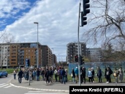 Stotine ljudi čeka na glasanje u Beogradu.