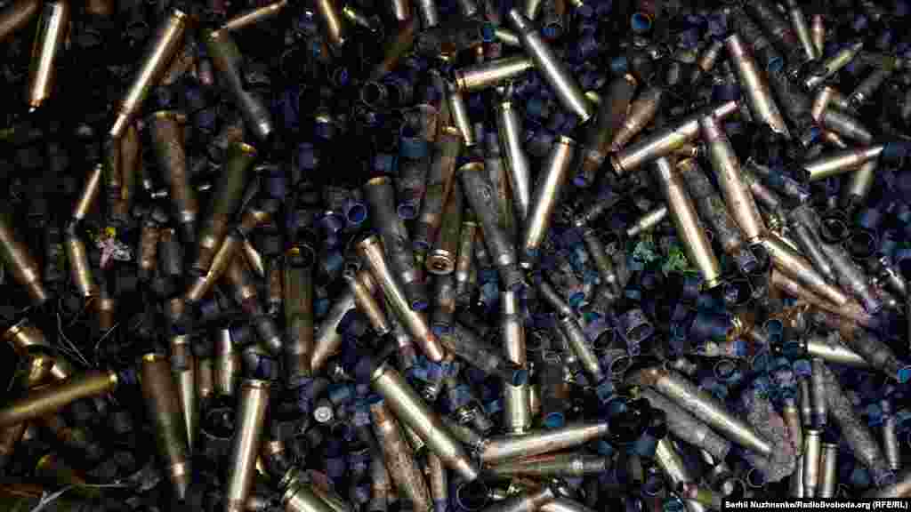 Ispaljene čahure zasipaju tlo njihovih položaja u rovovima.