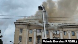 რუსეთის სარაკეტო შეტევის შედეგად დაზიანებული სახლი ქალაქ დნიპროში. 2024 წლის 19 აპრილი