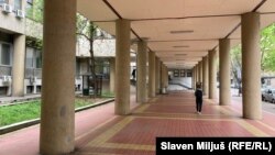 Ispred zgrade u kojoj je smešten, između ostalih, državni Hemijski fakultet u centru Beograda, 2. april 2024. 