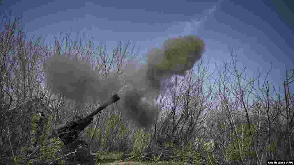 Egy ukrán M119-es 105 mm-es páncéltörő löveg tüzel orosz állásokra