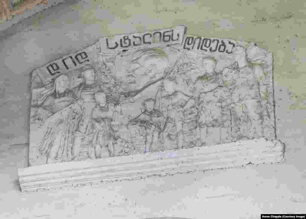 Acest basorelief înfățișându-l pe Stalin este amplasat la&nbsp;intrarea într-o clădire publică din Chiatura. Fotografia a fost făcută în septembrie 2022.(Foto:&nbsp;Amos Chapple, RFE/RL)