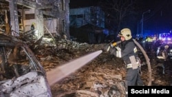 Ukrtajinski vatrogasac posle ruskog napada na Harkiv 11. januar 2024.